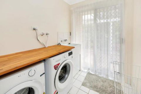 Hook Wine & Sinker Hervey Bay - Your Accommodation 2