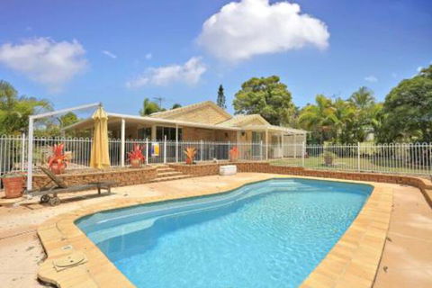 Hook Wine & Sinker Hervey Bay - Your Accommodation 0