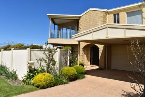 VIEWS FOREVER INVERLOCH - Your Accommodation 0