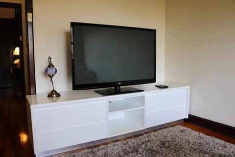 Charming & Cosy Home With City Views - Your Accommodation 3