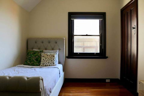 Charming & Cosy Home With City Views - Your Accommodation 4
