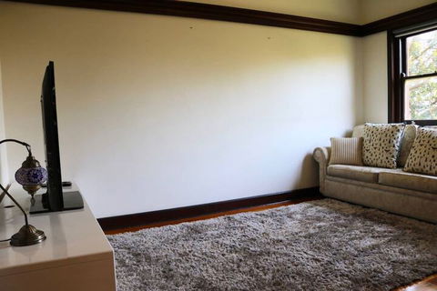 Charming & Cosy Home With City Views - Your Accommodation 7