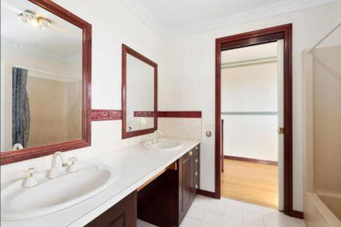 GUMS & ROSES Family Home In The Heart Of Town. - Your Accommodation 3