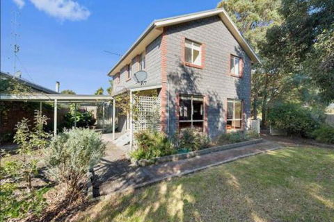 GUMS & ROSES Family Home In The Heart Of Town. - Your Accommodation 6