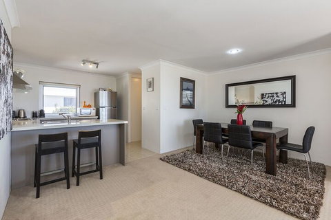 Gold Sands Beach Apartment - Your Accommodation 5