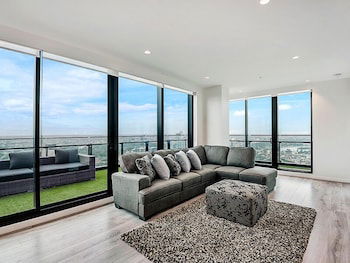 MJ Shortstay Apartments - Platinum Tower - Your Accommodation 1