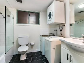 Darling Harbour Modern 1 Bedroom Apartment - Your Accommodation 3