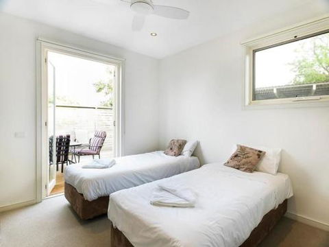ONE LEVEL At BROADBEACH RESORT - Your Accommodation 6