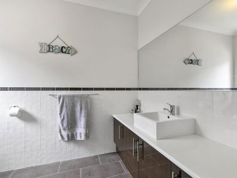 THE LOCH SURFSIDE WIFI NETFLIX PET FRIENDLY (OUTSIDE ONLY) - Your Accommodation 5