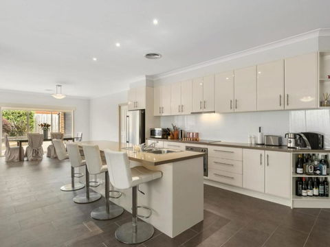 THE LOCH SURFSIDE WIFI NETFLIX PET FRIENDLY (OUTSIDE ONLY) - Your Accommodation 2