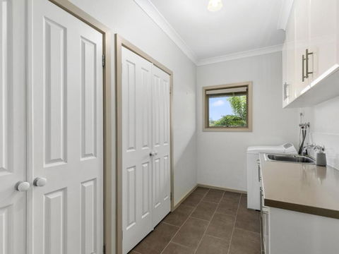 THE LOCH SURFSIDE WIFI NETFLIX PET FRIENDLY (OUTSIDE ONLY) - Your Accommodation 3