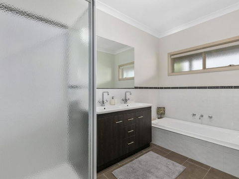 THE LOCH SURFSIDE WIFI NETFLIX PET FRIENDLY (OUTSIDE ONLY) - Your Accommodation 1