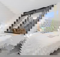 HomeHotel Stylish Apt next to Train  Westfield