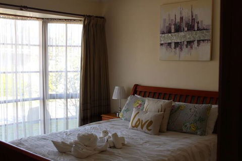 Australian Home Away At Doncaster Elgar - Your Accommodation 7