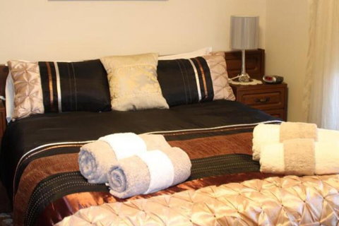 Sunset Retreat - Your Accommodation 6