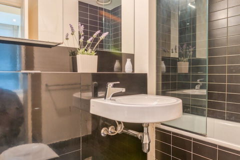 CBD Collins St. Near Southern Cross - Your Accommodation 5