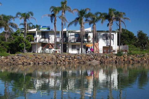 Beachfront 1 25 Willow Street - Your Accommodation 3