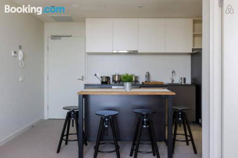 A Cozy CBD Suite With Spectacular City Views - Your Accommodation 5