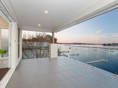 Absolute Waterfront Lakehouse Fishing Point Waterfront Pool Jetty - Your Accommodation 4