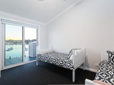 Absolute Waterfront Lakehouse Fishing Point Waterfront Pool Jetty - Your Accommodation 2