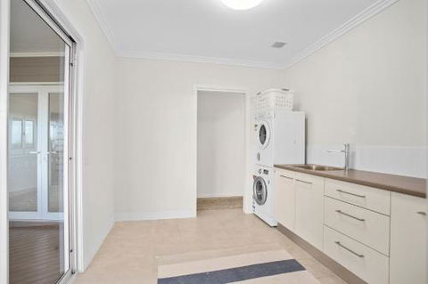 Coastal Retreat - Your Accommodation 6
