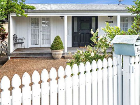 VINCES LANDING OLD EROWAL BAY 4pm Check Out Sundays - Your Accommodation 3