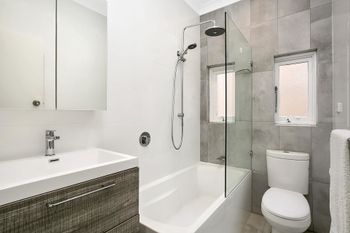 Two Bedroom Beachside Apartment CLOV4 - Your Accommodation 5