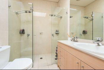 Stunning East Suburb Coastal Home H373 - Your Accommodation 5