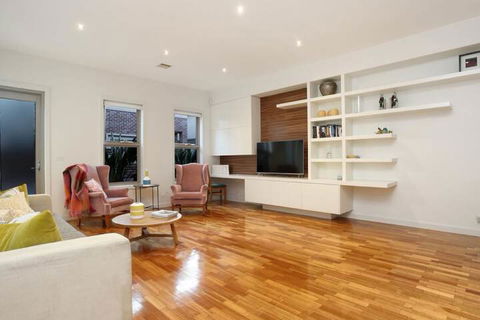 Kew Luxurious Townhouse - Your Accommodation 6