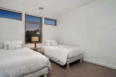 Kew Luxurious Townhouse - Your Accommodation 3
