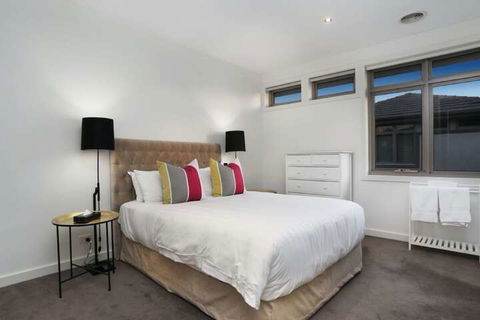 Kew Luxurious Townhouse - Your Accommodation 5