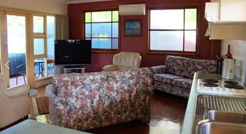Anchlia Waterfront Cottage - Your Accommodation 1