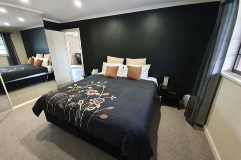 Under The Vines - Your Accommodation 2