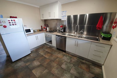 Under The Vines - Your Accommodation 7