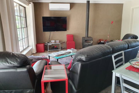 Under The Vines - Your Accommodation 5