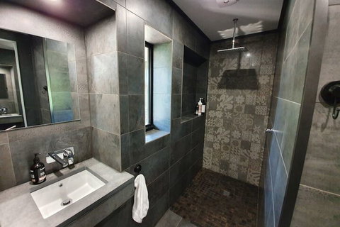 Under The Vines - Your Accommodation 4