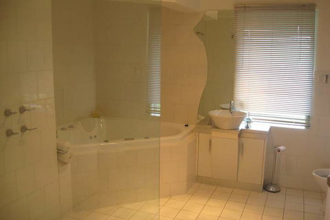 Under The Vines - Your Accommodation 3