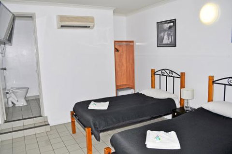 Airlie Waterfront Accommodation - Your Accommodation 6