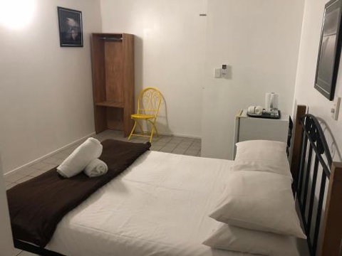 Airlie Waterfront Accommodation - Your Accommodation 4