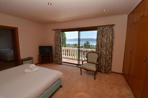 Top Deck - Your Accommodation 6