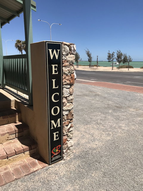 Shark Bay Seafront Apartments - Your Accommodation 3