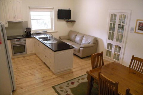 MacDonnell House Naracoorte - Your Accommodation 7