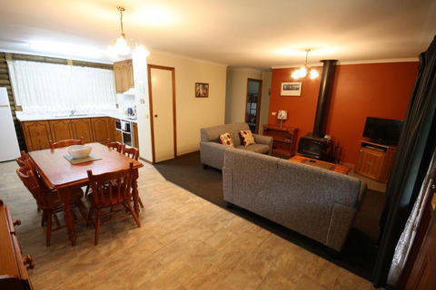 Halls Gap Log Cabins - Your Accommodation 1