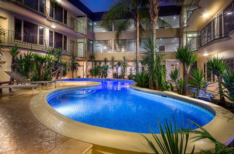 Best Western Plus Travel Inn Hotel - Your Accommodation 10