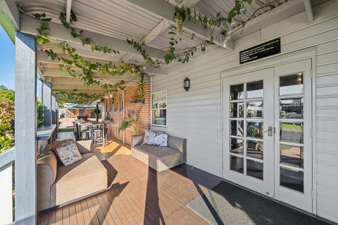 Ambassador On Ruthven Motel - Your Accommodation 1