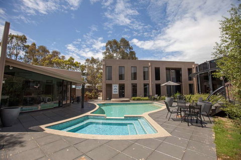 Dingley International Hotel - Your Accommodation 1