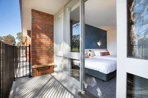 Nightcap at Sandown Park Hotel - Your Accommodation 3