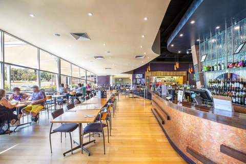 Nightcap at Sandown Park Hotel - Your Accommodation 6