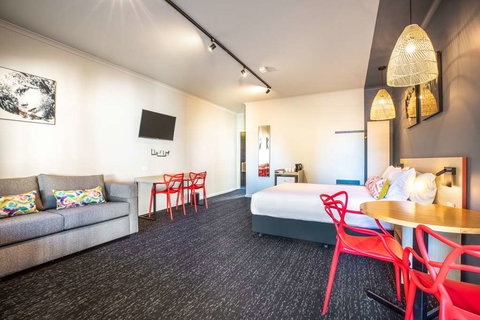 Monash Hotel - Your Accommodation 13