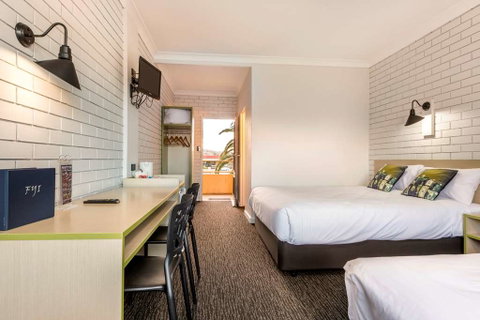 Boomerang Hotel - Your Accommodation 9